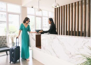 Simak panduan lengkap menginap di hotel dengan aman. Mulai dari memilih hotel, menjaga privasi, hingga menyimpan barang berharga selama liburan.