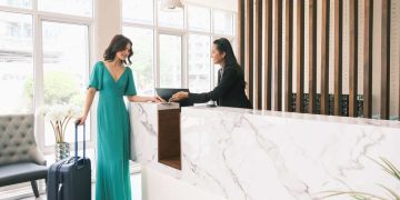 Simak panduan lengkap menginap di hotel dengan aman. Mulai dari memilih hotel, menjaga privasi, hingga menyimpan barang berharga selama liburan.