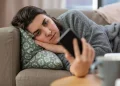 Terlalu sering membaca berita buruk dapat memicu kecemasan dan stres. Simak penjelasan psikolog serta cara menjaga kesehatan mental di era digital.