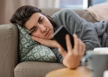 Terlalu sering membaca berita buruk dapat memicu kecemasan dan stres. Simak penjelasan psikolog serta cara menjaga kesehatan mental di era digital.