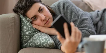 Terlalu sering membaca berita buruk dapat memicu kecemasan dan stres. Simak penjelasan psikolog serta cara menjaga kesehatan mental di era digital.