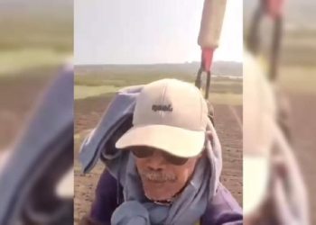 Direktur PT Bina Tani Makmur Jombang meminta maaf setelah video petani diangkut drone viral. Ia mengakui aksi tersebut berbahaya dan tidak akan diulangi.