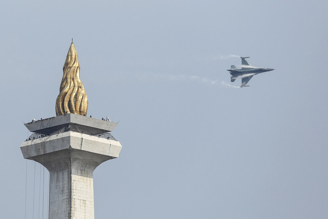 Sejumlah pesawat tempur terlihat wara-wiri di langit Jakarta hingga membuat warga bertanya-tanya. TNI mengungkap penerbangan tersebut untuk persiapan Merdeka Run.