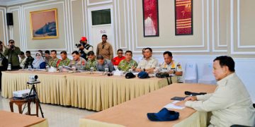 Pemerintah memperkuat penanganan karhutla di Kalimantan Barat dengan tambahan personel TNI, helikopter water bombing, OMC, dan pompanisasi gambut.