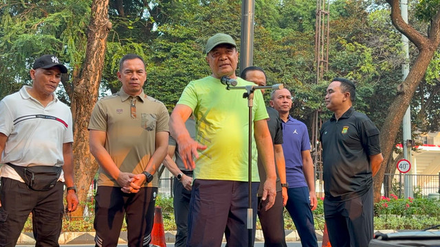 Menko Polkam Djamari Chaniago memastikan tidak ada penyekatan massa aksi 27 Agustus di DPR. Aparat TNI dan Polri disiapkan menjaga keamanan.