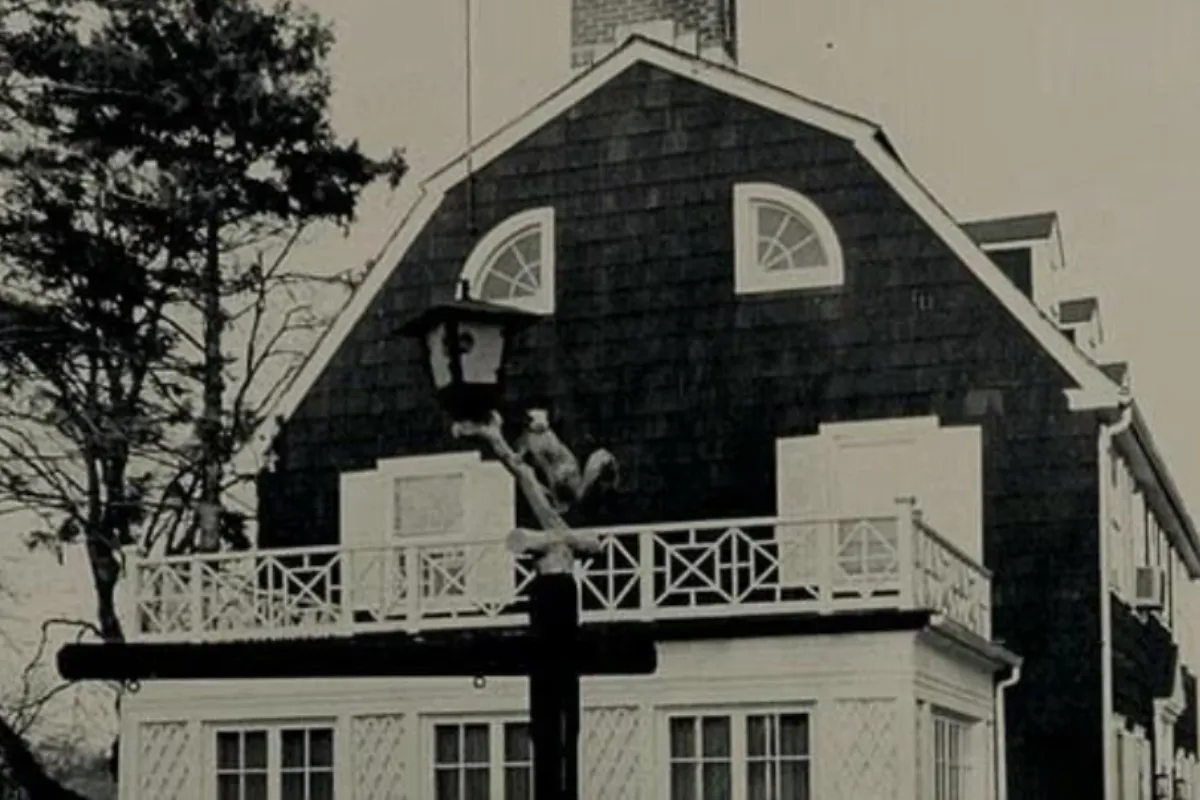 1784619675_6a5f229b69829_fotojet_-_2026-07-21t144054_726 Kisah Misterius Rumah Amityville, Teror Rumah Amityville, Misteri Rumah Amityville