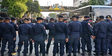 Thailand berencana memberhentikan hampir 6.000 PNS setelah terungkap dugaan kecurangan besar dalam ujian masuk pegawai administrasi lokal.