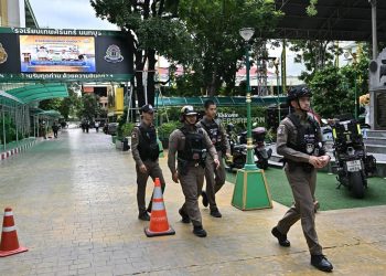 Penembakan terjadi di sekolah menengah Nonthaburi, Thailand. Pelaku berusia 14 tahun dan polisi masih menyelidiki motif serta rangkaian kejadian.