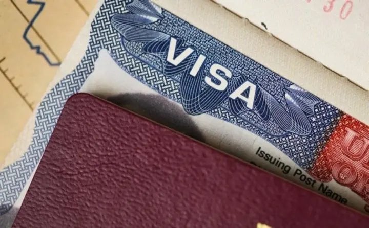 Amerika Serikat menunda sementara jadwal layanan visa di seluruh dunia untuk pelatihan petugas konsuler dan memperketat pemeriksaan pemohon.