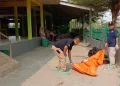 Marbut Masjid Al-Muhajirin di Purwakarta tewas dibacok tetangga saat hendak mengumandangkan azan. Polisi menangkap pelaku dan menyita dua senjata tajam.