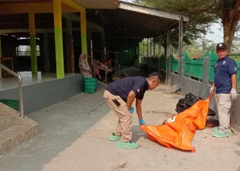 Marbut Masjid Al-Muhajirin di Purwakarta tewas dibacok tetangga saat hendak mengumandangkan azan. Polisi menangkap pelaku dan menyita dua senjata tajam.
