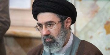 Presiden Iran Masoud Pezeshkian bertemu Mojtaba Khamenei pada akhir Juli. Keduanya membahas persoalan militer, ekonomi, energi, dan hubungan luar negeri Iran.