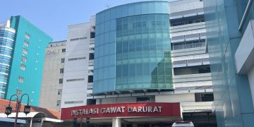 Kemenkes menjelaskan alasan Yurizal, pasien BPJS, menunggu delapan jam di IGD RSCM. Pasien disebut membutuhkan perawatan HCU dengan kapasitas terbatas.