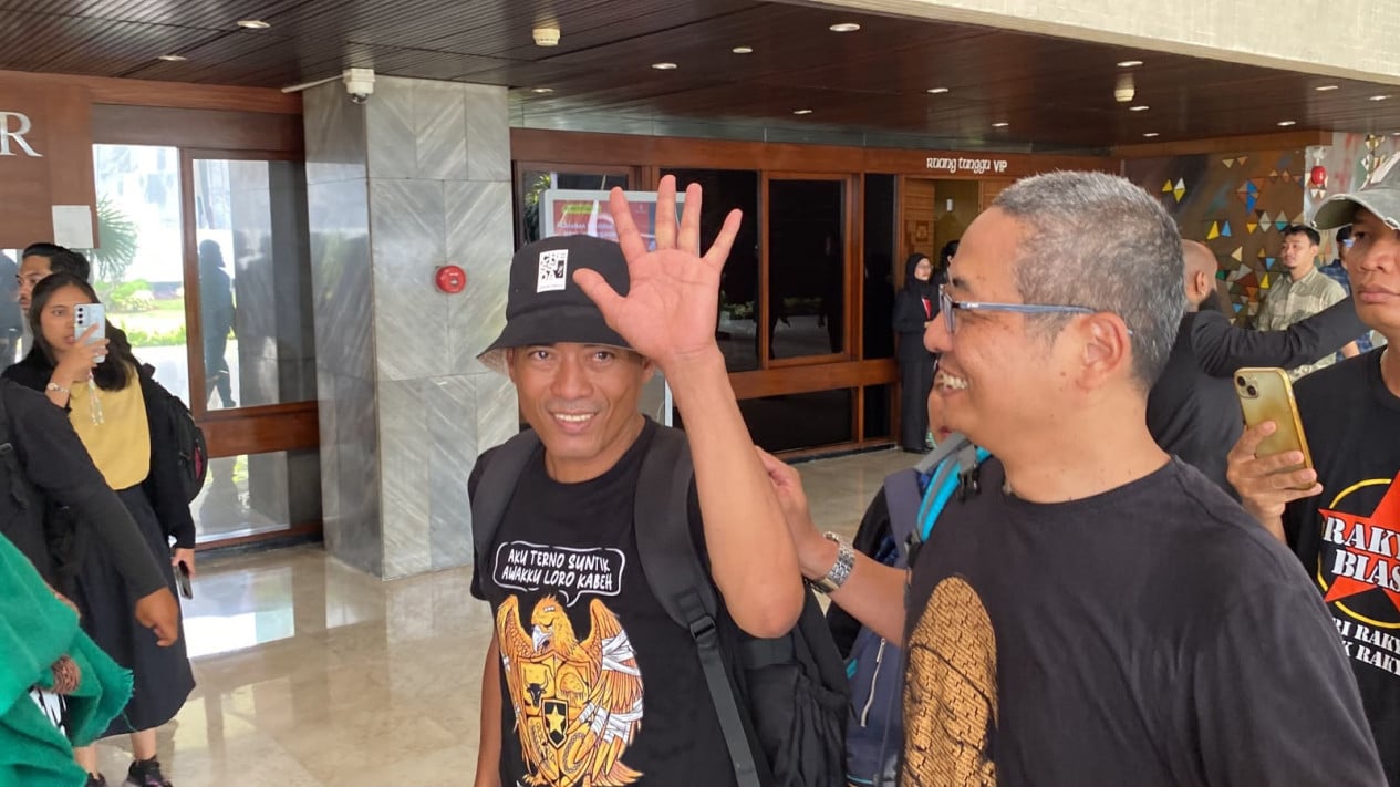 Aktivis AMPB Supriyono alias Botok bersama sejumlah rekannya diterima DPR dan duduk di balkon saat Rapat Paripurna DPR pada Kamis 27 Agustus 2026.