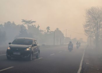 Asap karhutla kembali pekat di Pontianak. Orang tua siswa meminta sekolah diliburkan atau menerapkan belajar daring karena kualitas udara masuk kategori berbahaya.