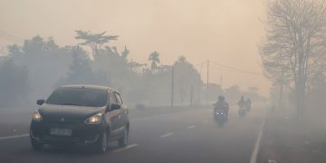 Asap karhutla kembali pekat di Pontianak. Orang tua siswa meminta sekolah diliburkan atau menerapkan belajar daring karena kualitas udara masuk kategori berbahaya.