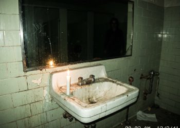 cermin berdarah, ritual pemanggilan, urban legend