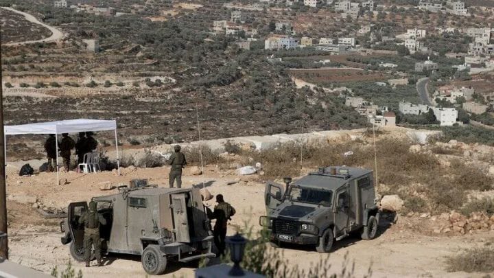 Israel terus memperluas permukiman di Tepi Barat meski mendapat kritik global. Netanyahu juga menghadapi desakan untuk menghentikan kekerasan pemukim.