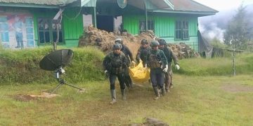 Empat pekerja proyek jalan dilaporkan tewas akibat penyerangan bersenjata di Tolikara, Papua Pegunungan. Aparat gabungan telah mengevakuasi korban.