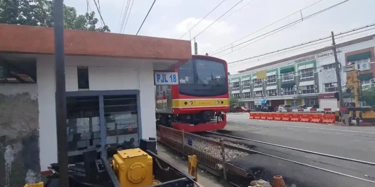 Siswa SMA berusia 18 tahun tewas setelah motor yang dikendarainya tertemper KRL Duri-Tangerang di kawasan Kalideres, Jakarta Barat.