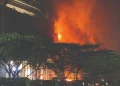 Kebakaran Nipah Park Makassar diduga dipicu korsleting listrik. BPBD menyebut dua orang mengalami sesak napas dan meminta masyarakat tidak menyebarkan hoaks.