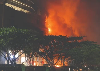 Kebakaran Nipah Park Makassar diduga dipicu korsleting listrik. BPBD menyebut dua orang mengalami sesak napas dan meminta masyarakat tidak menyebarkan hoaks.