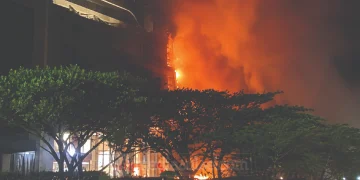 Kebakaran Nipah Park Makassar diduga dipicu korsleting listrik. BPBD menyebut dua orang mengalami sesak napas dan meminta masyarakat tidak menyebarkan hoaks.