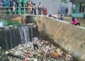Polisi kembali menyisir Kali Licin di Depok untuk mencari potongan kaki korban mutilasi. Simak perkembangan terbaru proses pencarian dan kendalanya.