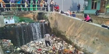 Polisi kembali menyisir Kali Licin di Depok untuk mencari potongan kaki korban mutilasi. Simak perkembangan terbaru proses pencarian dan kendalanya.