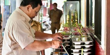 Prabowo Subianto bertekad melanjutkan program MBG dengan perbaikan dan efisiensi. DPR meminta dapur SPPG diawasi ketat demi keamanan pangan.