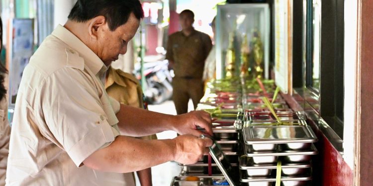 Prabowo Subianto bertekad melanjutkan program MBG dengan perbaikan dan efisiensi. DPR meminta dapur SPPG diawasi ketat demi keamanan pangan.