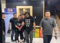 Kasus pembunuhan wanita di kos Jakarta Barat terungkap setelah penghuni menemukan tetesan darah dari plafon. Polisi berhasil menangkap pelaku pada hari yang sama.