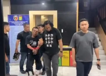 Kasus pembunuhan wanita di kos Jakarta Barat terungkap setelah penghuni menemukan tetesan darah dari plafon. Polisi berhasil menangkap pelaku pada hari yang sama.