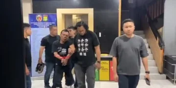 Kasus pembunuhan wanita di kos Jakarta Barat terungkap setelah penghuni menemukan tetesan darah dari plafon. Polisi berhasil menangkap pelaku pada hari yang sama.