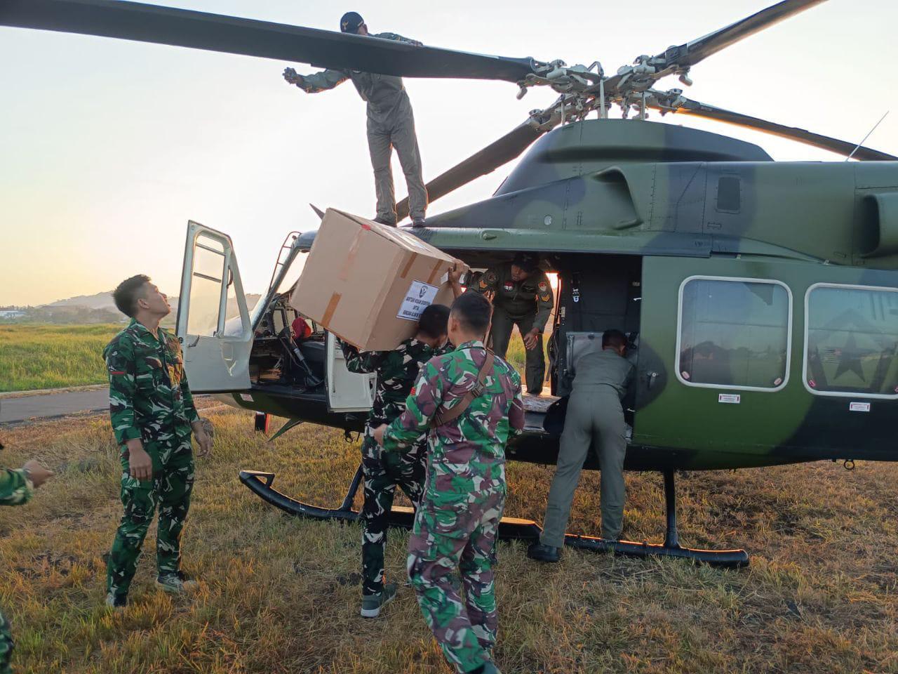 TNI mengerahkan 8.012 prajurit dan 27 alutsista untuk membantu penanganan gempa M 7,7 di NTT. Bantuan terus disalurkan melalui jalur laut dan udara.