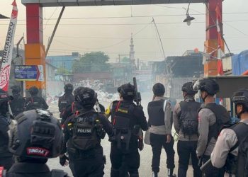 BNN menggerebek sarang narkoba di Kampung Bahari, Jakarta Utara. Sejumlah bandar ditangkap setelah petugas mendapat perlawanan dari loyalis.