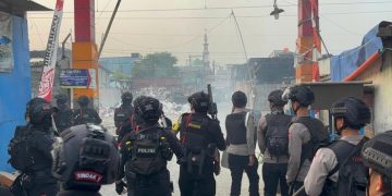 BNN menggerebek sarang narkoba di Kampung Bahari, Jakarta Utara. Sejumlah bandar ditangkap setelah petugas mendapat perlawanan dari loyalis.