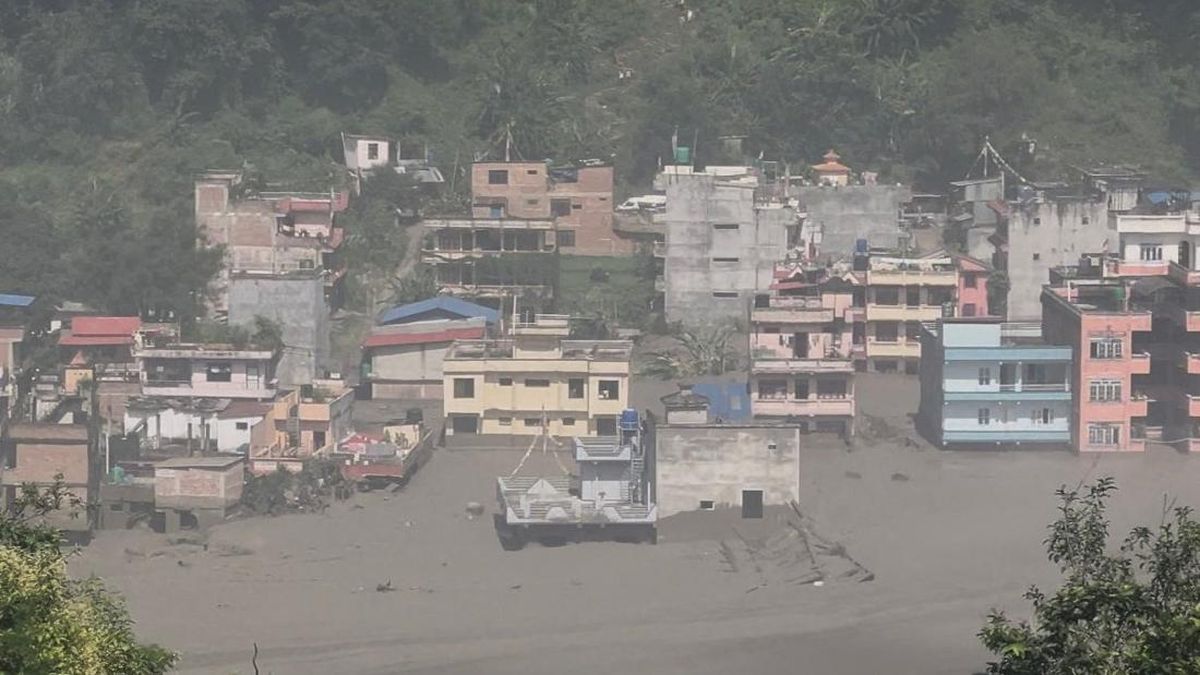 Banjir bandang dan longsor di perbatasan Nepal-China membuat ratusan orang masih hilang. Tim penyelamat terus mencari korban di tengah medan sulit.