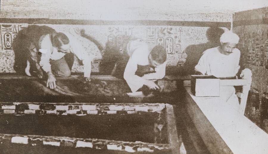 carter-and-men-disassembling-tombs Kutukan Raja Tut