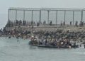 Gelombang migran dari Maroko ke Ceuta memicu krisis kemanusiaan. Puluhan orang tewas dan Spanyol memperketat pengamanan perbatasan.