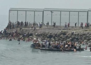 Gelombang migran dari Maroko ke Ceuta memicu krisis kemanusiaan. Puluhan orang tewas dan Spanyol memperketat pengamanan perbatasan.