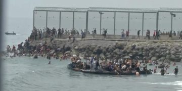 Gelombang migran dari Maroko ke Ceuta memicu krisis kemanusiaan. Puluhan orang tewas dan Spanyol memperketat pengamanan perbatasan.