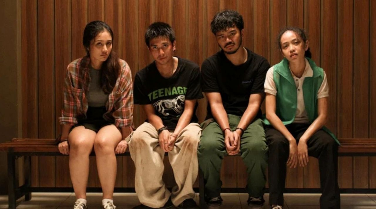 Sinopsis Operasi Pesta Copet mengisahkan Iqbaal Ramadhan yang terdesak ekonomi hingga nekat menjadi copet dan menyusun aksi di Pestapora.