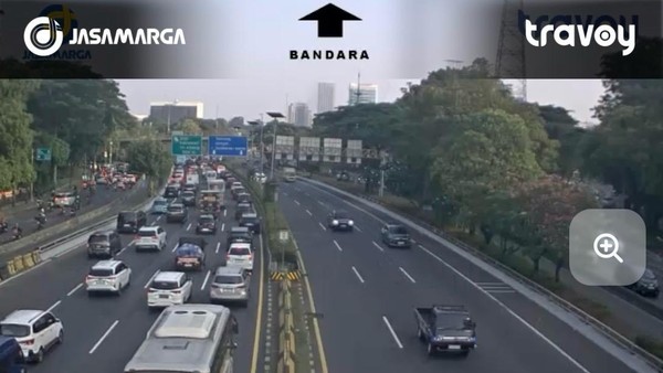 Akses Tol Pejompongan dan Slipi sempat ditutup akibat konsentrasi massa di Jakarta. Kini akses kembali dibuka setelah kondisi lalu lintas berangsur normal.