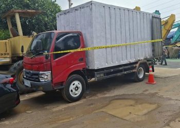 Polda Banten membongkar penimbunan solar subsidi dengan mobil boks yang dimodifikasi. Tangki tersembunyi berkapasitas 5.000 liter ditemukan polisi.