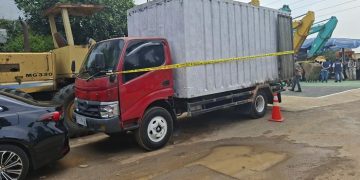 Polda Banten membongkar penimbunan solar subsidi dengan mobil boks yang dimodifikasi. Tangki tersembunyi berkapasitas 5.000 liter ditemukan polisi.