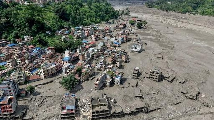 Kemlu RI memastikan belum ada laporan WNI terdampak banjir bandang di perbatasan Nepal-China. Sekitar 45 WNI di Nepal terus dipantau.