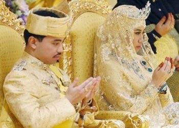 Sultan Brunei Hassanal Bolkiah mencabut gelar kerajaan menantunya, Raabi'atul Adawiyyah. Simak profil, pendidikan, karier, pernikahan, dan kehidupan kerajaannya.