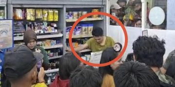 Polisi menetapkan tiga tersangka dalam kasus pengeroyokan yang menewaskan seorang pemuda di Morowali. Penyidik masih memburu pelaku lain yang diduga terlibat.