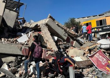 Gempa M 7,4 mengguncang wilayah barat Kolombia dan menewaskan 111 orang. Presiden Abelardo de la Espriella menetapkan status darurat nasional.
